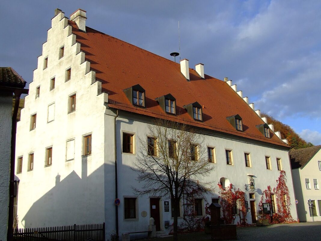Oberdolling: Gemeinde bittet Nutzer des Holzlagerplatzes, Müll mitzunehmen Kastenhof Mörnsheim (Mörnsheim)