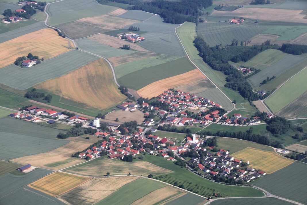 Bayern-Landshut-Altfraunhofen Baierbach from south (Baierbach)