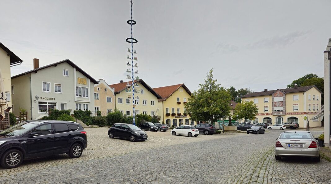 Oberneukirchen: Zwei neue Ministrantinnen im Sonntagsgottesdienst aufgenommen Marktplatz Buchbach (Buchbach)