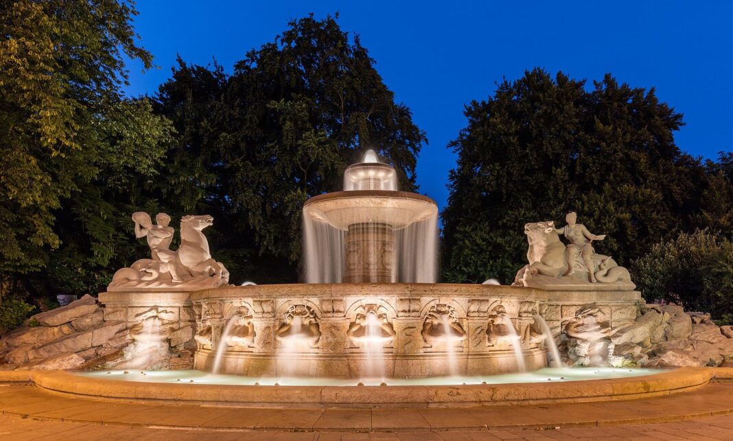 Mietwohnung in Bayern: Wer beim Auszug Dübellöcher und Wände übernimmt Fuente Wittelsbacher, Plaza Lenbach, Múnich, Alemania, , -09 HDR
