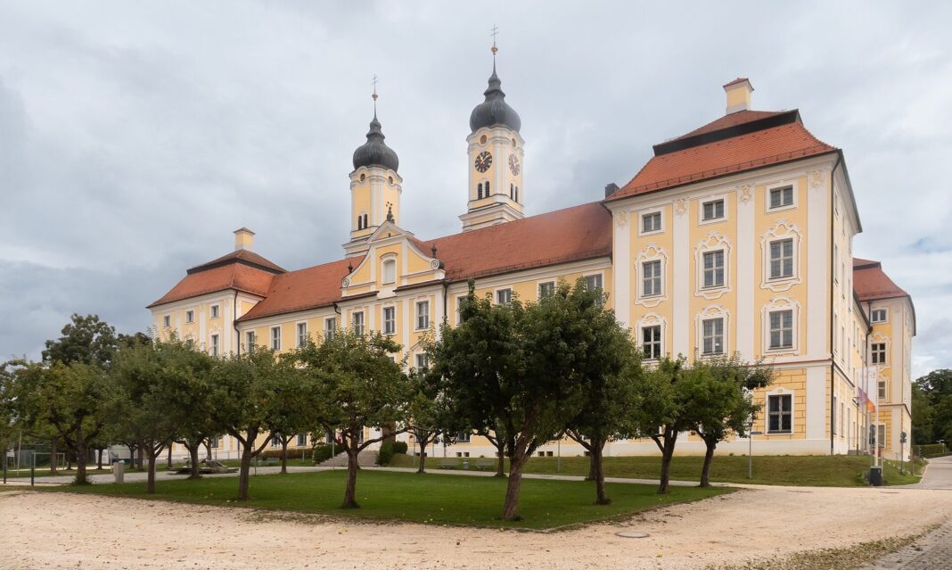Holzheim lädt am 15.11.2026 zur Gedenkfeier zum Volkstrauertag ein Roggenburg, ehemalige Abteikirche des Prämonstratenser-Reichsstifts (jetzt katholische Pfarr- und Prämonstratenserkloste (Roggenburg)