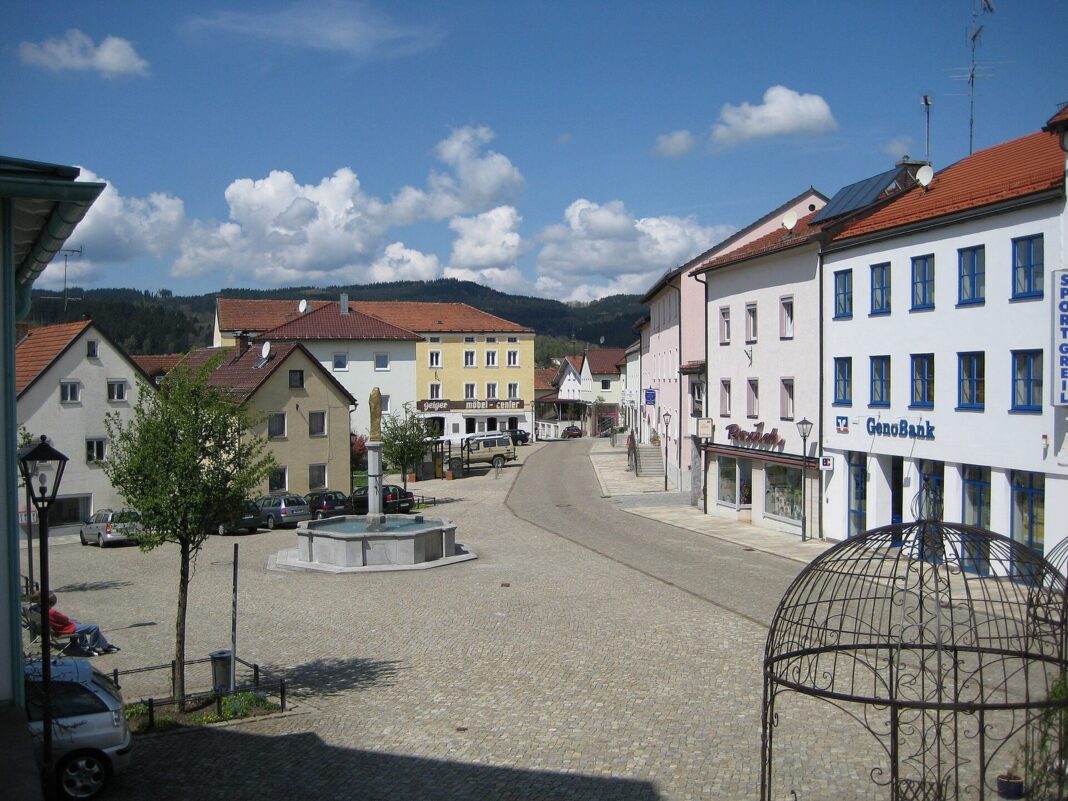 Kirchdorf im Wald: Landrat Raith besucht Atelier von Lioba Siemers Ruhmannsfelden Marktplatz (Ruhmannsfelden)