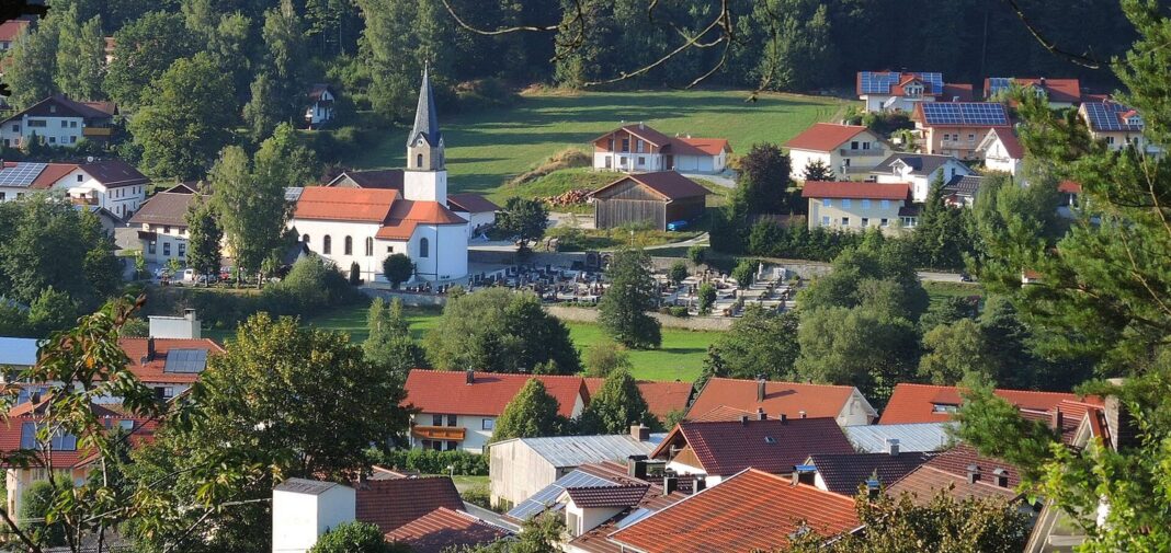 Achslach mit Pfarrkirche St. Jakobus (Achslach)