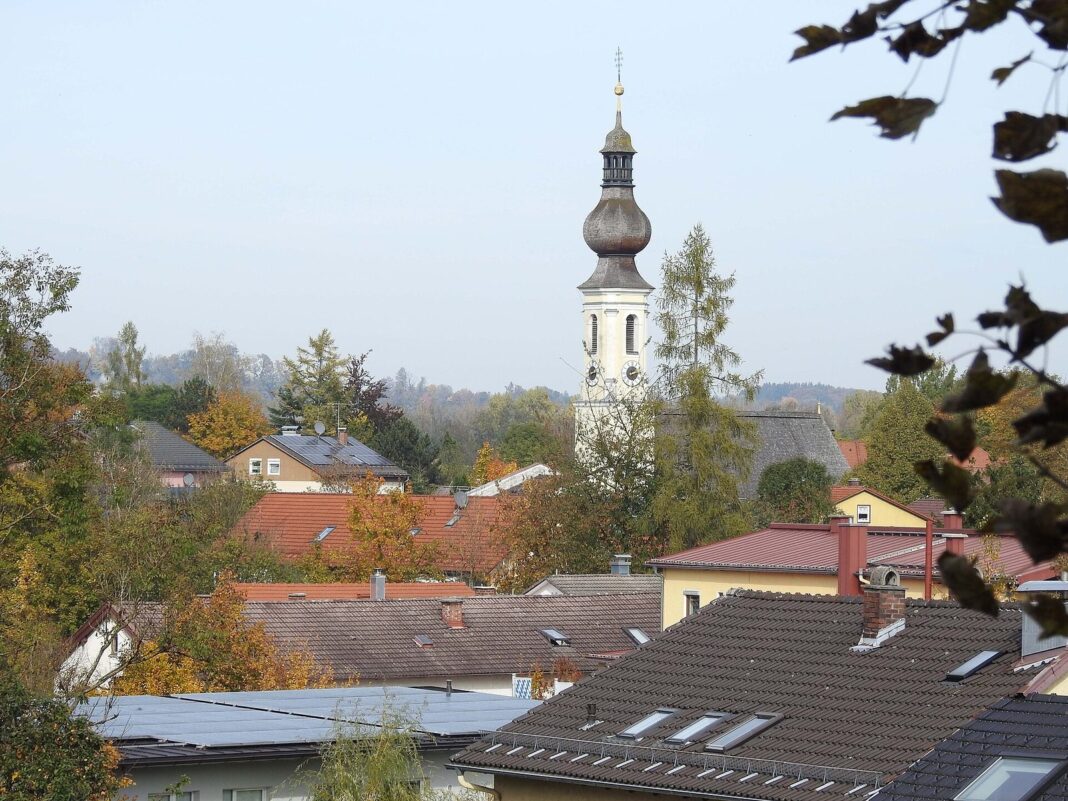 Chieming: Alle Gemeindemitarbeiter bestehen Cybersicherheits-Training Altenmarkt a d Alz, TS - Baumburger Str Ri Kirche St Ägidius v SW (Altenmarkt an der Alz)