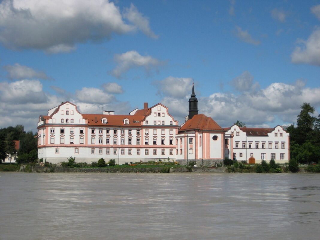 Fuchstal: 90.000 Euro für Ausstattung des Kinderhorts in der Freybergstraße Schulgebäude: Schloss Neuhaus am Inn 080809